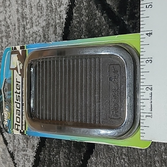 ROADSTER HOLDS GADGETS HANDS-FREE SMARTPHONE NAVIGATION - Picture 3 of 10